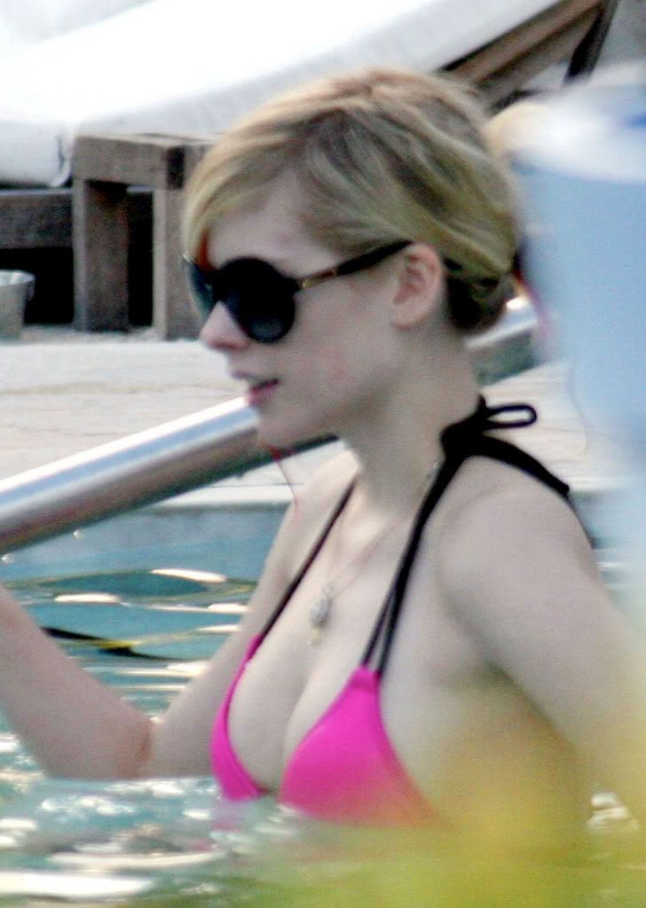 Avril Caught ma camera when she swiming at FantomZone swiming pool