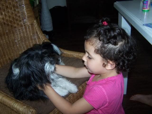 Dounya en Niki lang haar